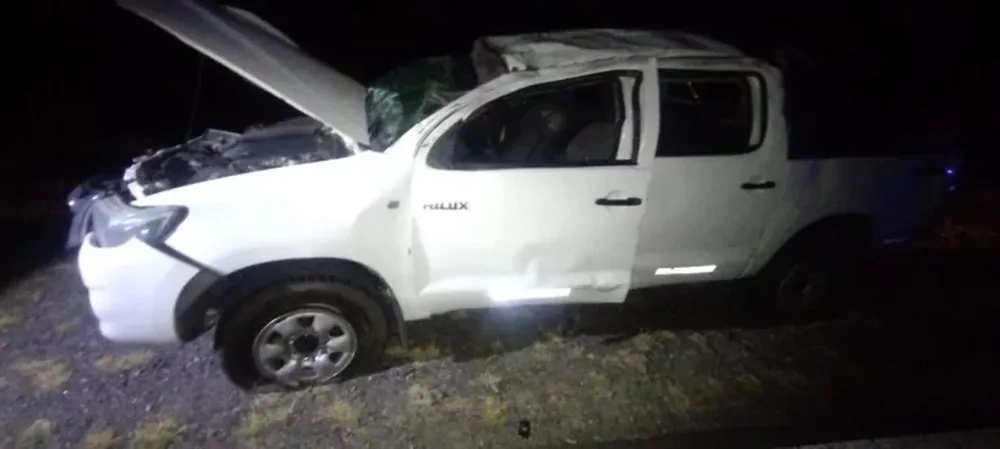 Viajaba solo por Ruta 20, perdió el control y volcó su camioneta