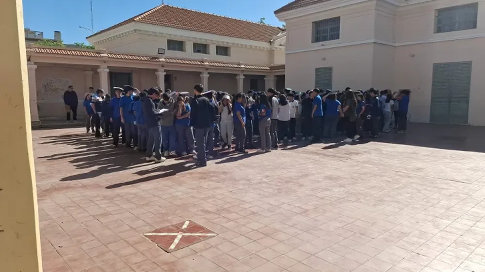Simulacro en una de las escuelas más populosas de San Juan.
