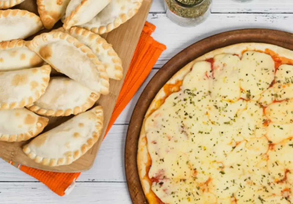 Con promos y descuentos, lanzaron “La noche de la pizza y la empanada” en todo el país