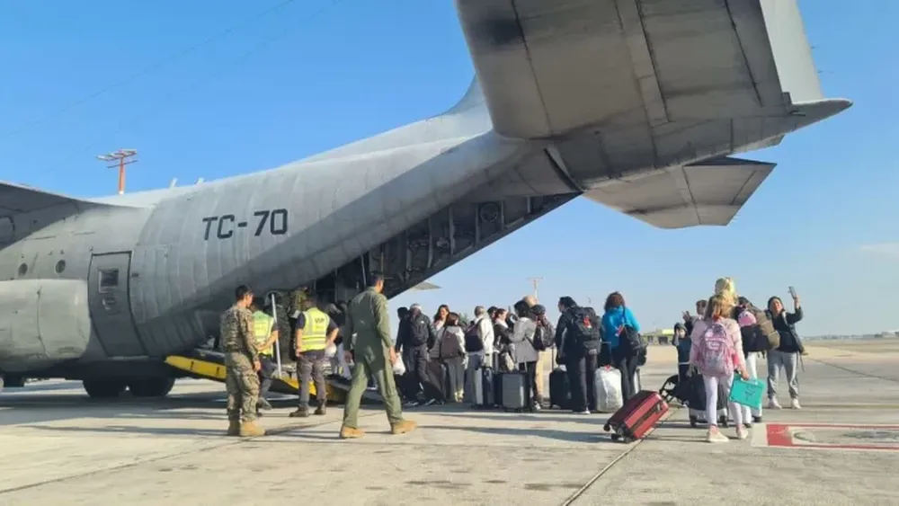 Guerra en Gaza: llegó al aeropuerto de Ezeiza el tercer vuelo con argentinos repatriados de Israel