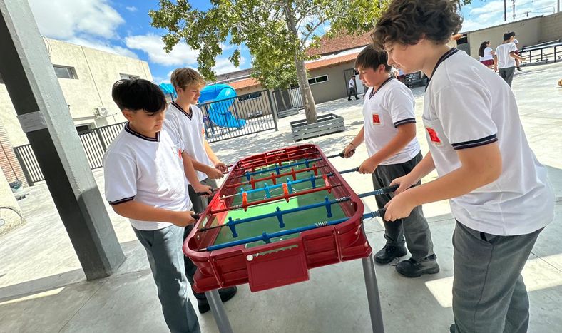 En Colegio San Pablo, de Capital, prohibió el uso del celular en horario escolar, a cambio habilito diferentes juegos para que los alumnos se diviertan en el recreo.