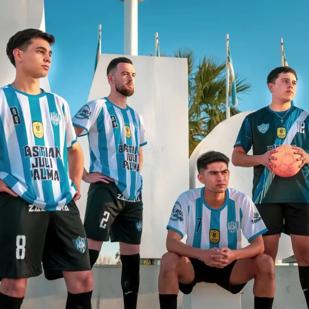 El campeón veinticinqueño que presentó las camisetas al mejor estilo “Selección”