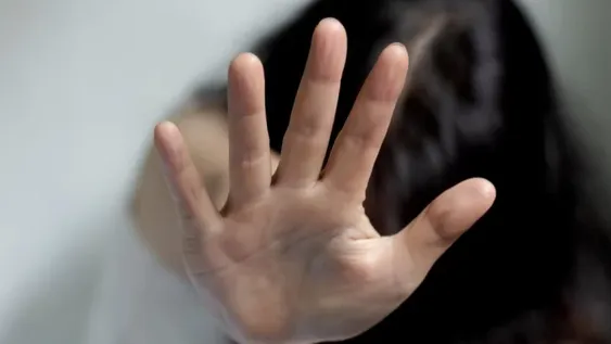 Sobresaltada, una mujer se despierta porque la manoseaba su cuñado