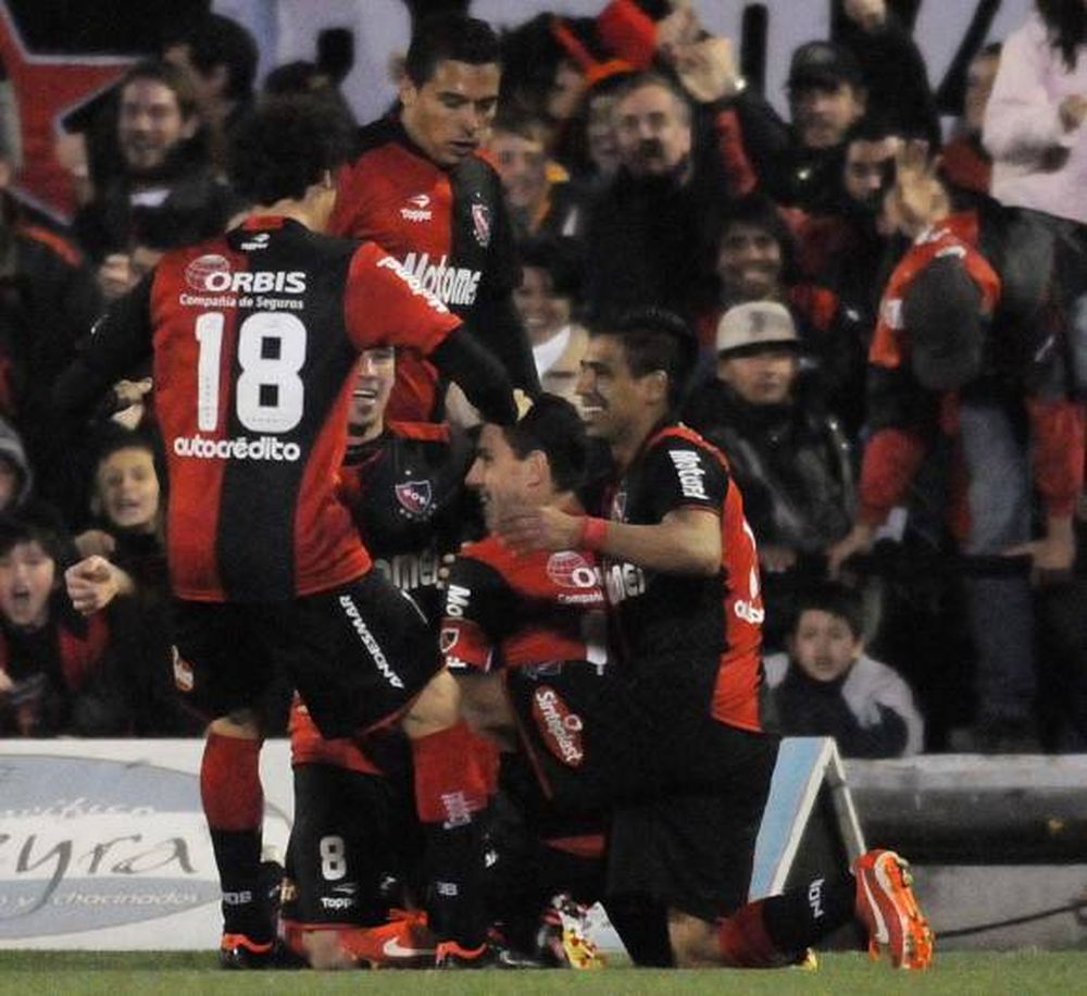 El campeón Newell`s goleó a Gimnasia y se trepó a lo más alto