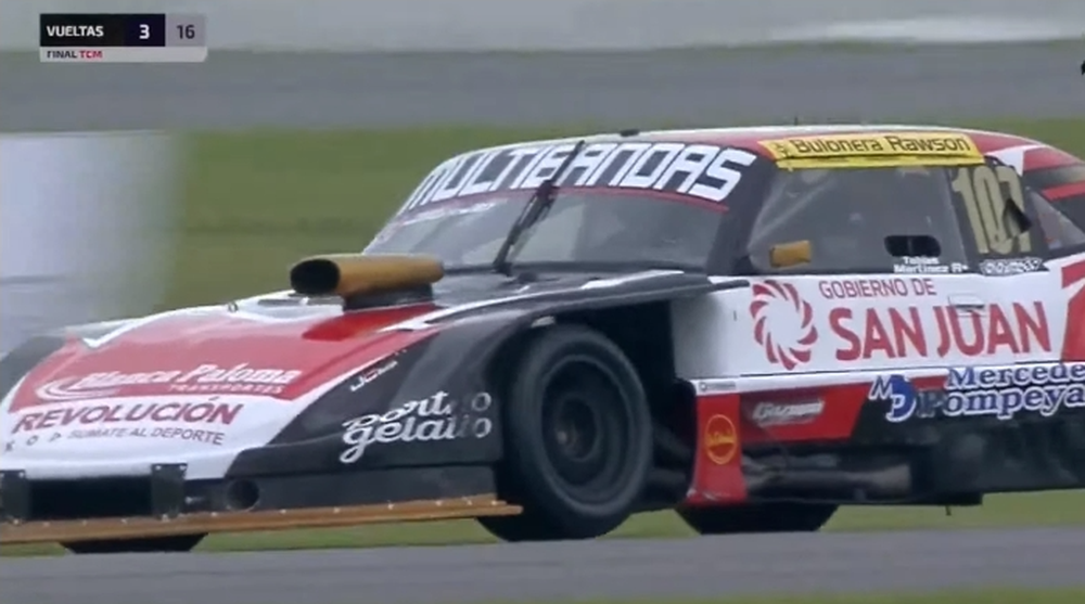 Tobías Martínez pinchó una goma en la primera vuelta y no pudo remontar en La Plata