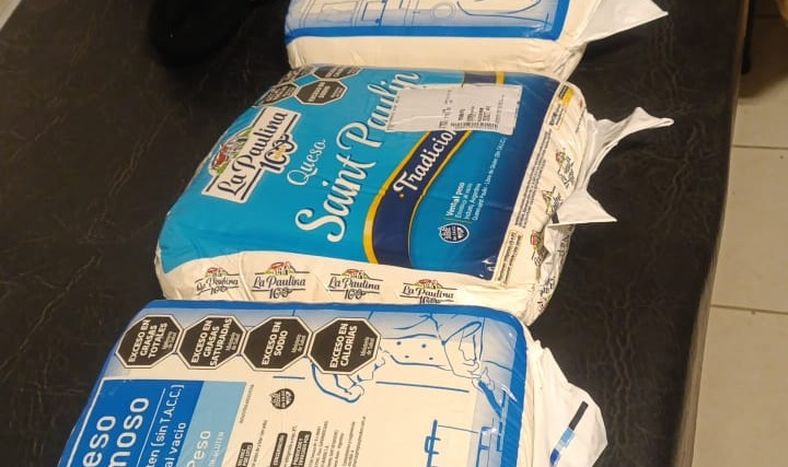 Distrajo a los empleados y escondió tres hormas de queso: fue sorprendido y detenido