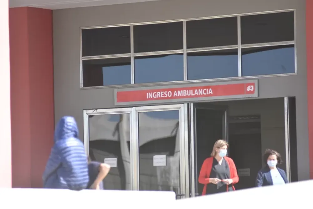 Un motociclista quedó internado en grave estado al chocar con un auto