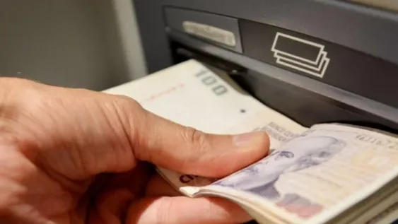 Los bancos volverán a cobrar por retirar dinero del cajero: quienes quedan exentos