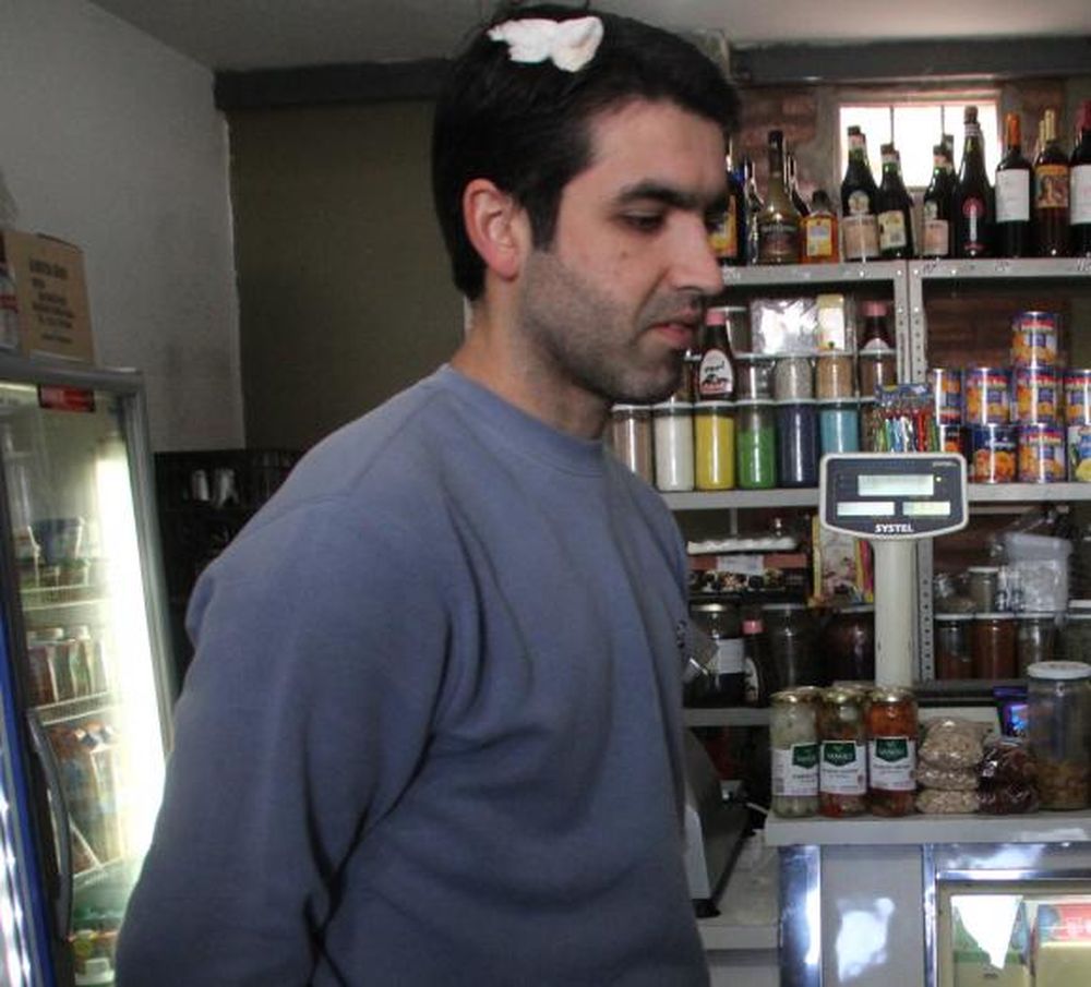 No se resistió, pero igual lo lastimaron para robarle