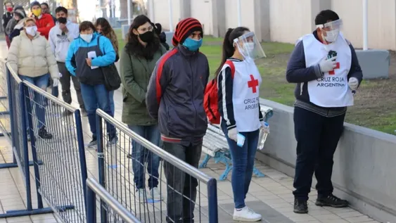 Poca gente y orden en la primera mañana de cobro masivo de haberes en cuarentena