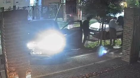 VIDEO: cuatro ladrones sorprendieron a un hombre cuando llegaba a su casa y le robaron el auto
