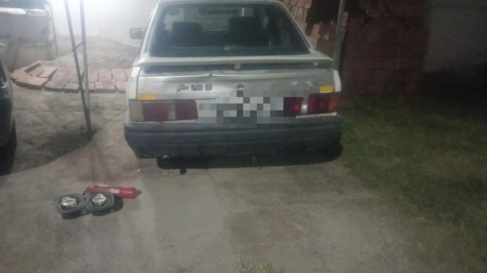 Una pareja fue detenida mientras desvalijaba un auto en la madrugada