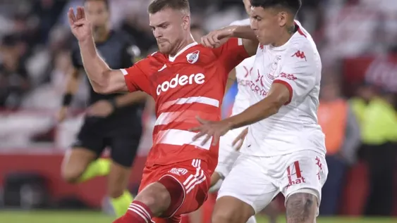 River se sacudió rápido y lidera con firmeza
