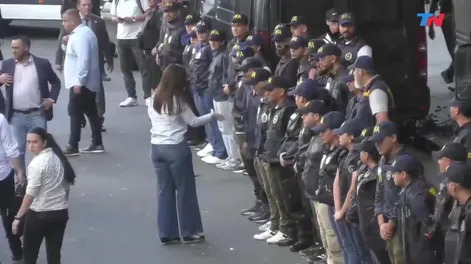 Villarruel salió del Congreso y saludó a los policías que participaron del operativo de Seguridad