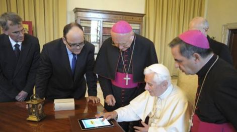 El Papa atiende en Twitter