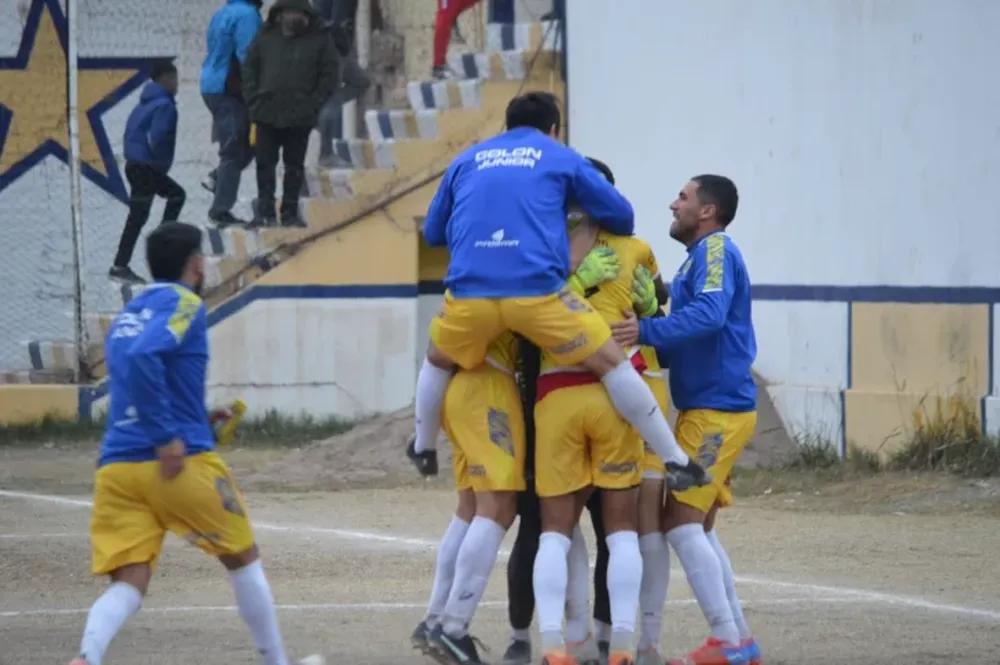 Colón Junior y Atenas definirán el Torneo de Invierno tras avanzar por penales
