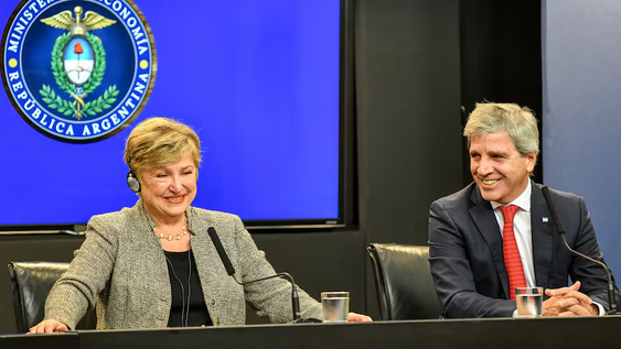 Argentina afronta un nuevo vencimiento con el FMI mientras el organismo realiza la tercera revisión del acuerdo vigente.