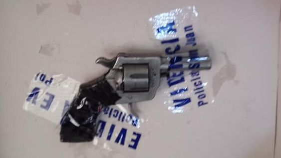 Un “asaltante” cae con un arma