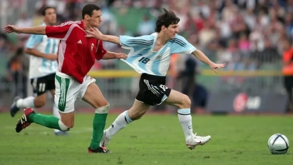 Un día como hoy Messi hacía su insólito debut en la Selección argentina
