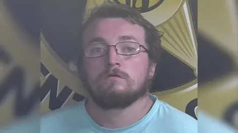 Ató y estranguló a su hijo de 5 años después de que pintara fuera de las líneas en una tarea escolar