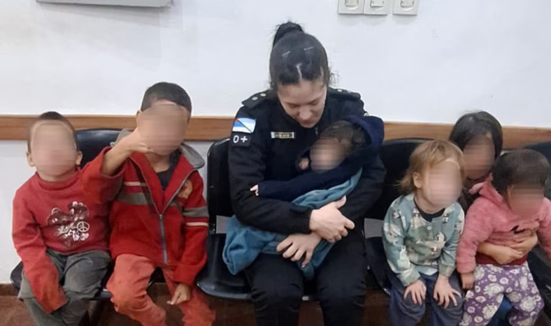 Un hombre manejaba alcoholizado con sus seis hijos, fue detenido y una policía terminó amamantando a su bebé