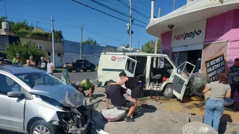 Una Trafic y un auto chocaron en una esquina de Capital y se estrellaron contra un Rapi Pago: seis personas trasladadas al hospital