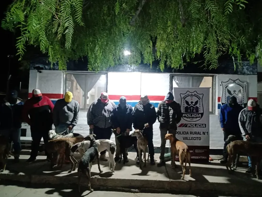 Detuvieron a 13 hombres que cazaban con perros