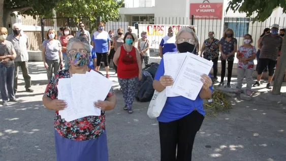 Los vecinos que juntaron firmas para solicitar que reabran el centro de salud