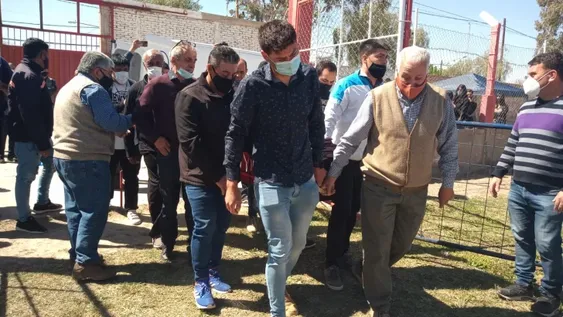 El desgarrador ingreso de los restos de Nico Naranjo: “Despertate hijo”, el dolor de la madre envuelta en llanto