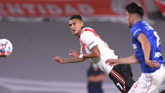 En un partidazo, River sigue prendido