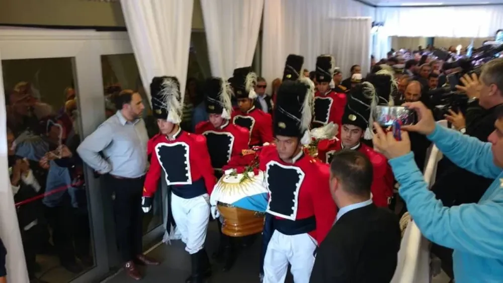 Emoción, lágrimas y aplausos en la despedida a De la Sota