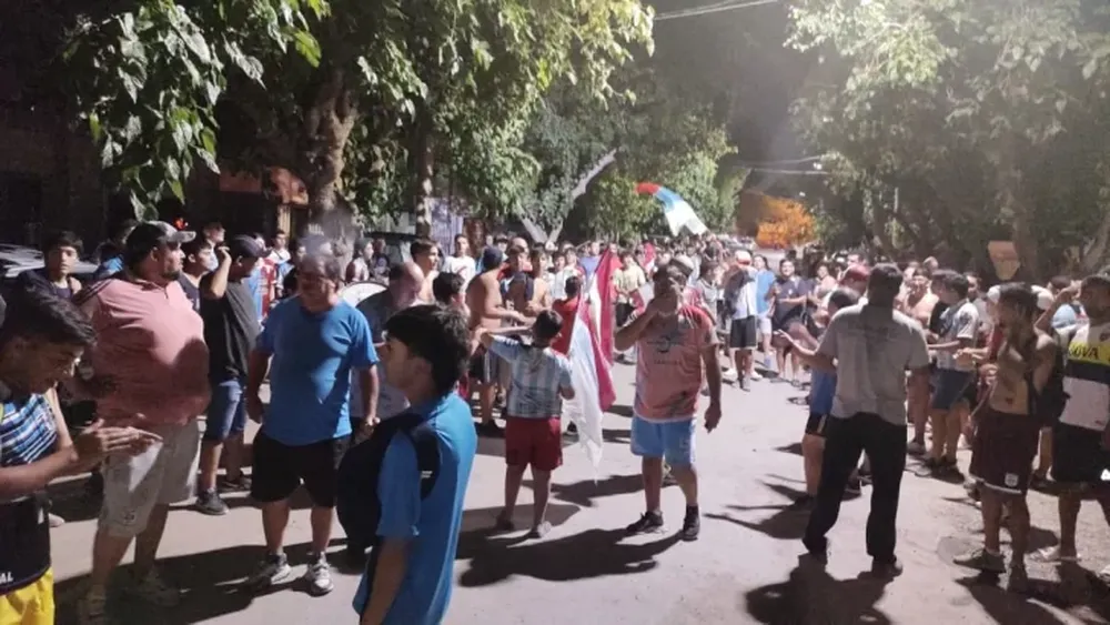 Banderazo lechuzo para abrazar al equipo que va por el ascenso