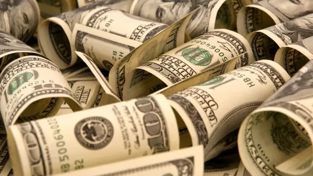 El dólar blue sube hasta los $220 y rompe un nuevo récord