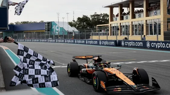 Por cuarta vez en el año, Oscar Piastri recibió el banderazo declarándolo ganador. El australiano realizó una carrera magnífica en Miami.