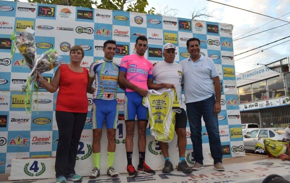 La esposa de Rolando y mamá de los ciclistas, Estela; Nicolás, Gerardo y el mismo Rolando Tivani, junto a Fabián Aballay, en una de tantas competencias. 