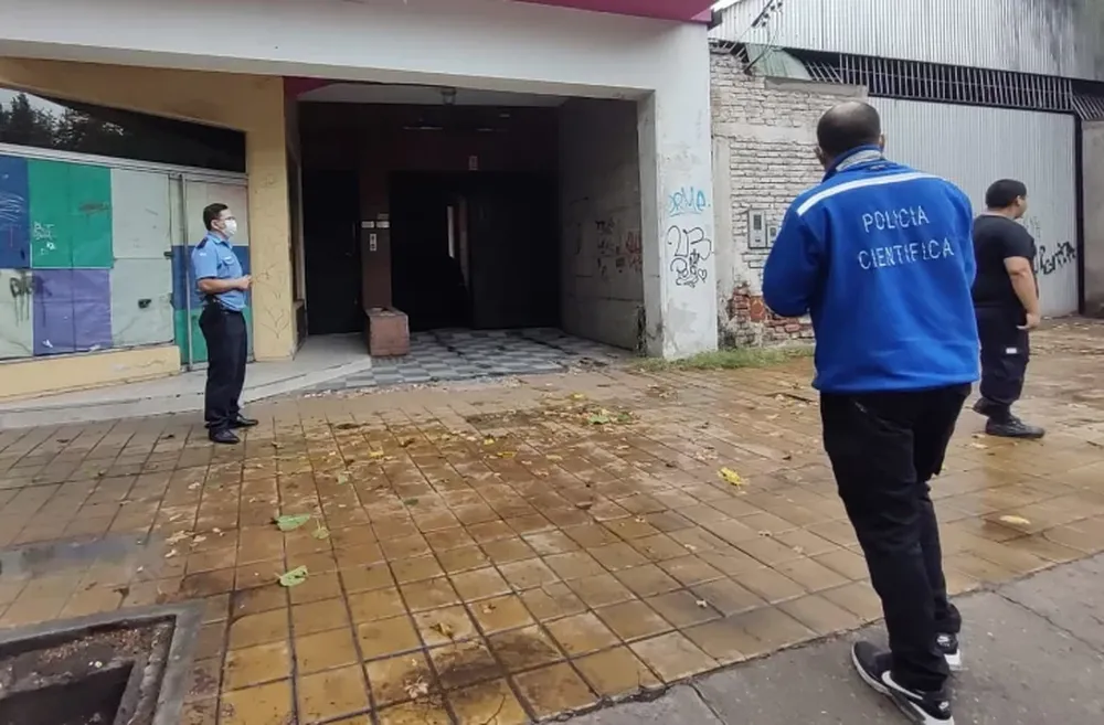 Tres ladrones simulan un allanamiento, roban más de $200.000 y sustraen un taxi para huir