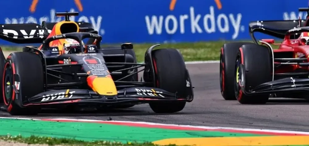 Verstappen supera a Leclerc y gana al sprint en Imola