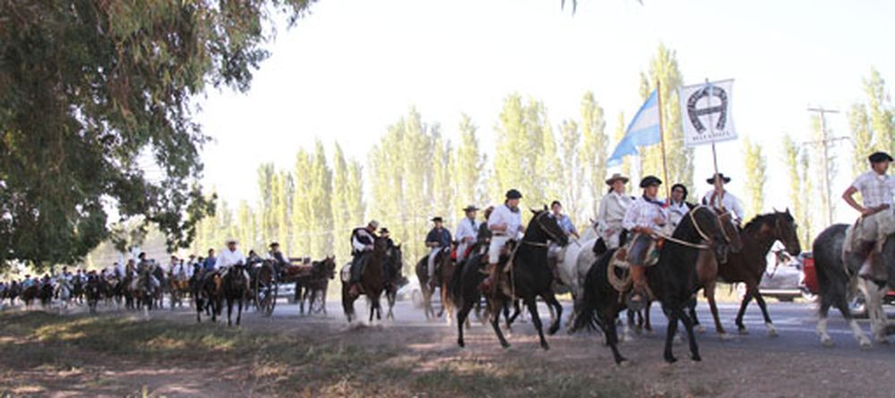 Cabalgata de la Fe: unos 3.500 jinetes llegaron a Caucete y pasarán la noche a puro folclore