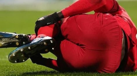 Cinco años de sanción a un futbolista por morderle el pene a un rival