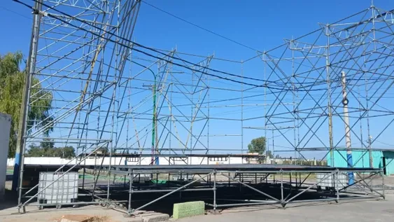 Preparativos. Ayer, se terminó de instalar el escenario en la Plaza Narciso Laprida, en Las Casuarinas, 25 de Mayo, para la Fiesta Departamental del Racimo y el Vino que arranca hoy.