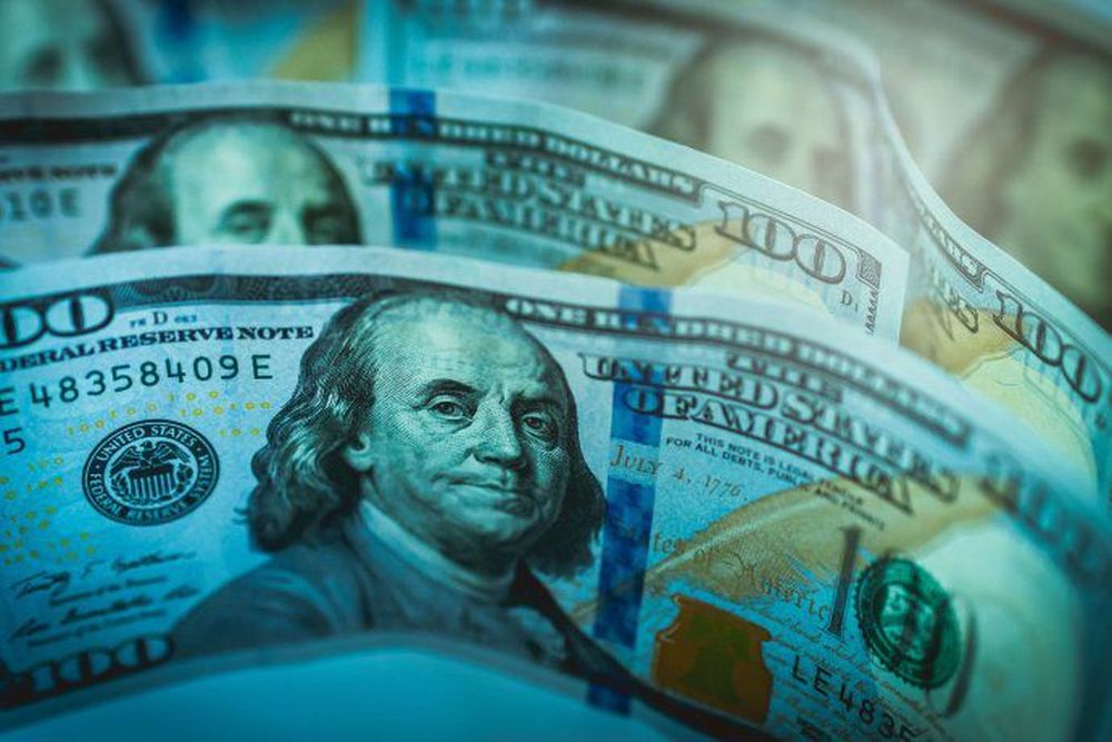 El dólar blue se mantuvo estable y cerró este martes a $142
