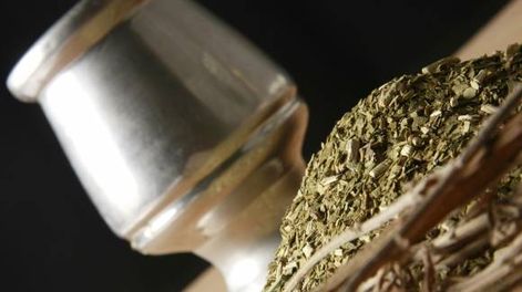 ¡A buen mate vas por yerba!