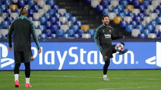 Messi juega en la casa de Diego en Nápoles