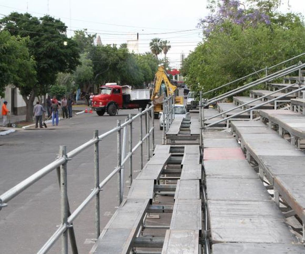 Colorida movida en Rawson para recibir hoy a Scioli