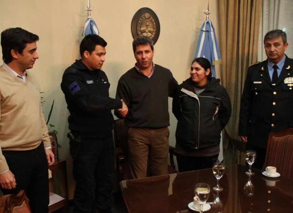 Policías devolvieron plata ajena y Uñac los felicitó