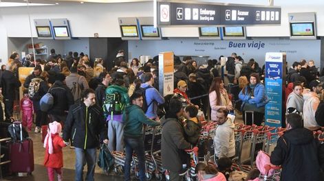 Más de 110 vuelos se vieron afectados en Aeroparque y Ezeiza por el temporal de lluvia