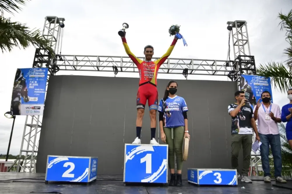 Nico Tivani hizo podio en la crono y pasó a liderar la clasificación general