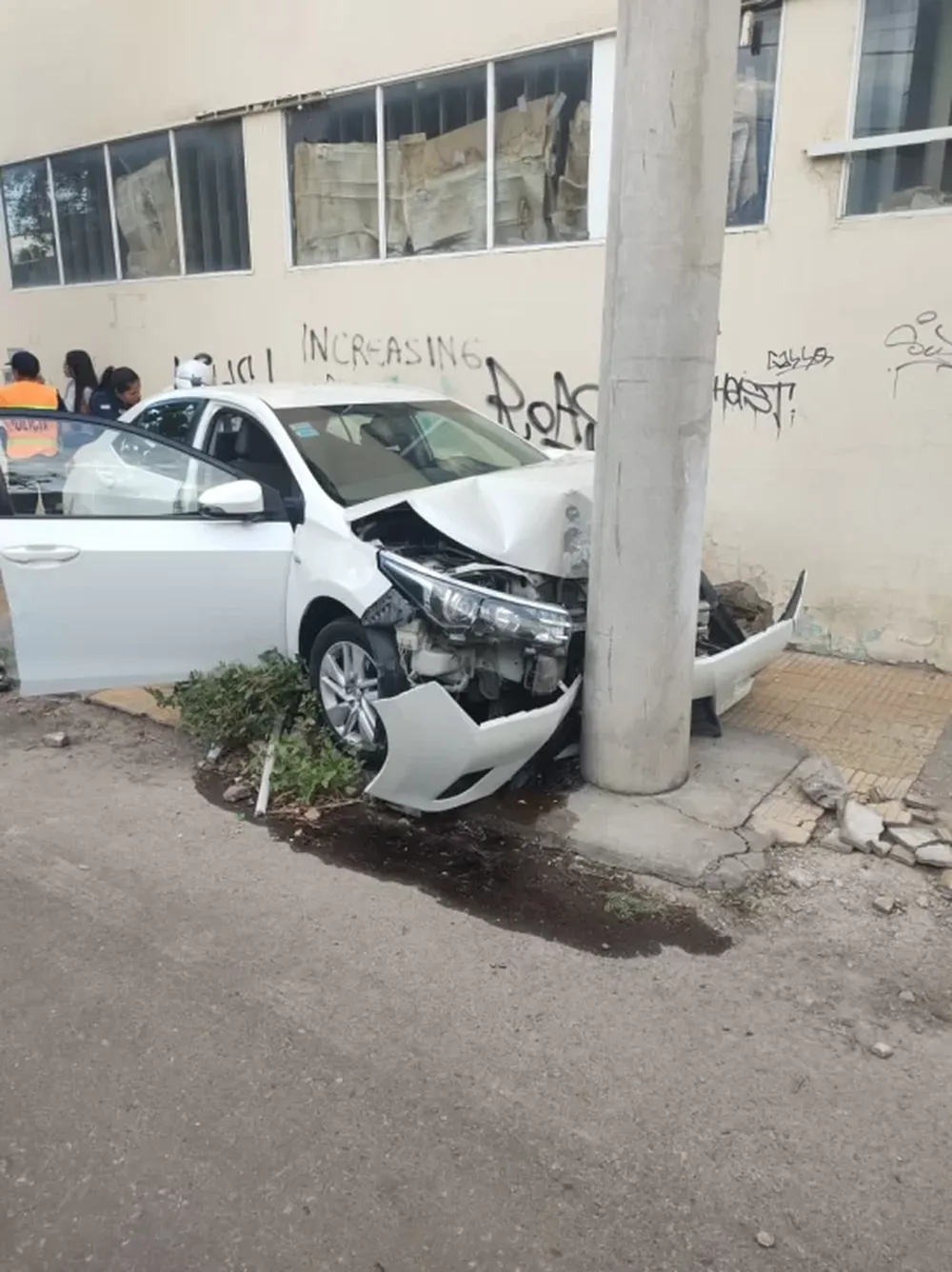 Toyota Corolla impacta contra una pared y un pilar tras choque con un Ford Focus en pleno centro