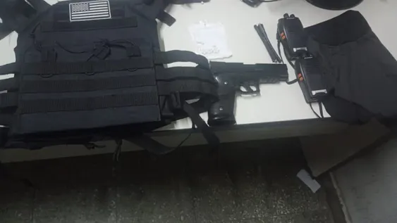 Detuvieron a un joven por suplantar a un policía y portar armas