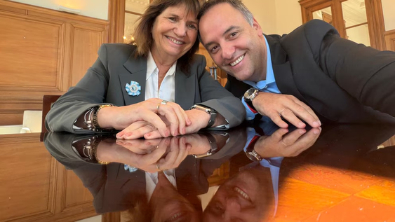 El jefe de Gabinete, Manuel Adorni, y la senadora de LLA, Patricia Bullrich.